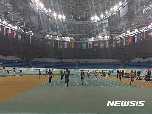 【대구=뉴시스】정창오 기자 = 20일 오전 대구 수성구 대구육상진흥센터에서 '2017 대구세계마스터즈 실내육상경기대회'가 열려 여성 선수들의 60m 달리기 경기가 진행되고 있는 가운데 관중석은 텅빈모습을 보이고 있다. 2017.03.20.   jco@newsis.com 