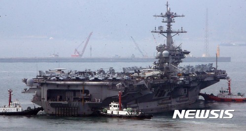 【부산=뉴시스】 한미 연합군사훈련에 참가하는 미국 해군의 핵추진 항공모함 '칼빈슨'함이 지난해 3월20일 오전 부산 남구 해군작전사령부 부산기지에서 출항하고 있다. 2017.03.20. photo@newsis.com