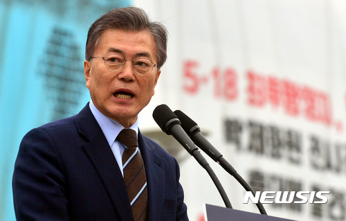 【광주=뉴시스】류형근 기자 =더불어민주당 문재인 전 대표가 20일 오전 광주 동구 5·18민주광장에서 광주전남 비전 발표 기자회견을 하고 있다. 2017.03.20. hgryu77@newsis.com