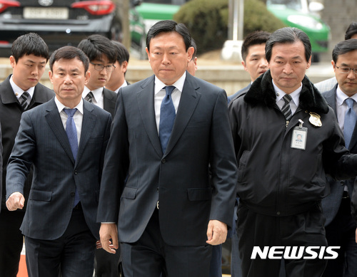 【서울=뉴시스】김진아 기자 = 신동빈 롯데그룹 회장이 20일 오전 서울 서초구 서울중앙지방법원에서 열린 롯데그룹의 경영비리 관련 1차 공판에 출석하기 위해 법정으로 향하고 있다. 2017.03.20.&nbsp; bluesoda@newsis.com