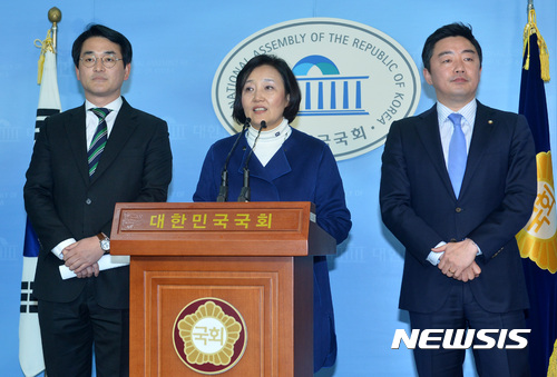 【서울=뉴시스】이영환 기자 = 더불어민주당 박용진(왼쪽부터), 박영선, 강훈식 의원이 20일 오후 서울 여의도 국회 정론관에서 안희정 캠프 합류 기자회견을 하고 있다. 2017.03.20.&nbsp;&nbsp; 20hwan@newsis.com