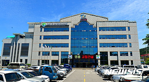 【고창=뉴시스】김종효 기자 = 20일 전북 고창군이 지역 인재들의 글로벌 마인드 함양을 목표로 어학연수와 문화체험을 지원하는 글로벌 해외연수 장학생에 대한 신청을 접수한다고 밝혔다.&nbsp; 사진은 고창군청사의 전경이다. 2017.03.20. (사진 = 뉴시스 DB)&nbsp; photo@newsis.com