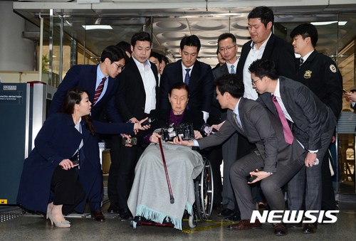 【서울=뉴시스】조성봉 기자 = 신격호 롯데그룹 총괄회장이 20일 오후 서울 서초구 서울중앙지방법원에서 열린 롯데그룹의 경영비리 관련 1차 공판에 출석하며 취재진의 질문세례를 받고 있다. 2017.03.20.&nbsp; suncho21@newsis.com 