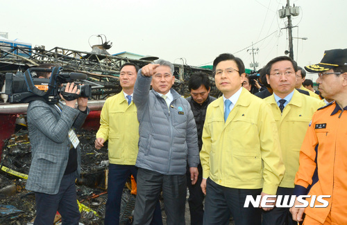 【인천=뉴시스】전진환 기자 = 장석현 인천 남동구청장이 지난해 3월20일 인천 남동구 소래포구 어시장 화재현장에서 황교안 당시 대통령 권한대행 국무총리에게 복구상황을 안내하고 있다. 2017.03.20. amin2@newsis.com