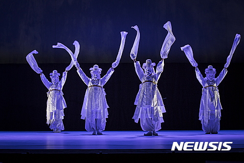 【서울=뉴시스】'산대희 - 처용무'. 2017.03.20.(사진 = 국립국악원 제공) photo@newsis.com