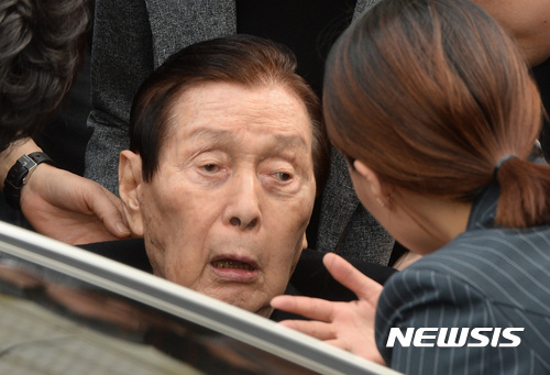 【서울=뉴시스】김진아 기자 = 신격호 롯데그룹 총괄회장이 20일 오후 서울 서초구 서울중앙지방법원에서 열린 롯데그룹의 경영비리 관련 1차 공판에 출석 후 “가지 않겠다”며 수행비서에게 이야기를 하고 있다. 2017.03.20. bluesoda@newsis.com