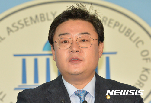 【서울=뉴시스】배훈식 기자 = 국회 정무위원회 소속 김성원 자유한국당 의원. 2017.03.20. dahora83@newsis.com