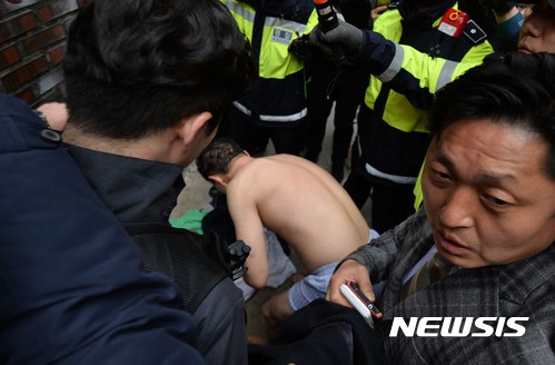 【서울=뉴시스】고승민 기자 = 박근혜 전 대통령의 검찰 소환을 하루 앞둔 20일 오후 서울 강남구 박 전대통령 자택 앞에서 신원미상의 한 남성이 전라로 출현, 경찰에 연행되고 있다. 2017.03.20.&nbsp;&nbsp; kkssmm99@newsis.com