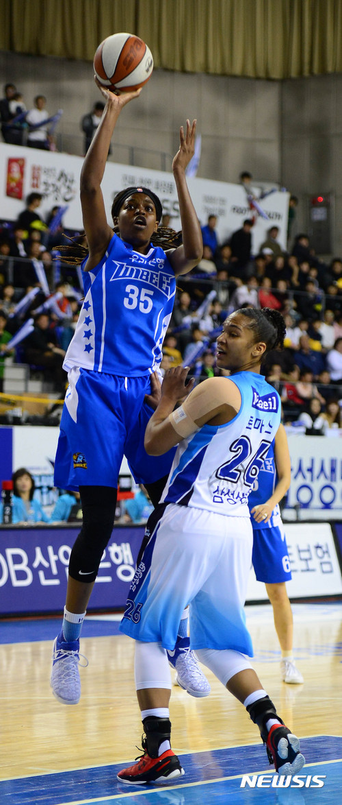 【용인=뉴시스】박주성 기자 = 20일 오후 경기도 용인시 용인실내체육관에서 열린 2016-2017 여자프로농구 챔피언 결정전 3차전 삼성생명 블루밍스 대 우리은행 위비의 경기에서 우리은행 존스(파란색)가 삼성생명 토마스를 앞에 놓고 슛을 던지고 있다. 2017.03.20.&nbsp;&nbsp; park7691@newsis.com.