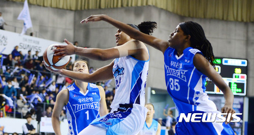 【용인=뉴시스】박주성 기자 = 20일 오후 경기도 용인시 용인실내체육관에서 열린 2016-2017 여자프로농구 챔피언 결정전 3차전 삼성생명 블루밍스 대 우리은행 위비의 경기에서 삼성생명 토마스(하얀색)가 우리은행 존스의 수비를 뚫고 레이업 슛을 시도하고 있다. 2017.03.20.&nbsp;&nbsp; park7691@newsis.com.