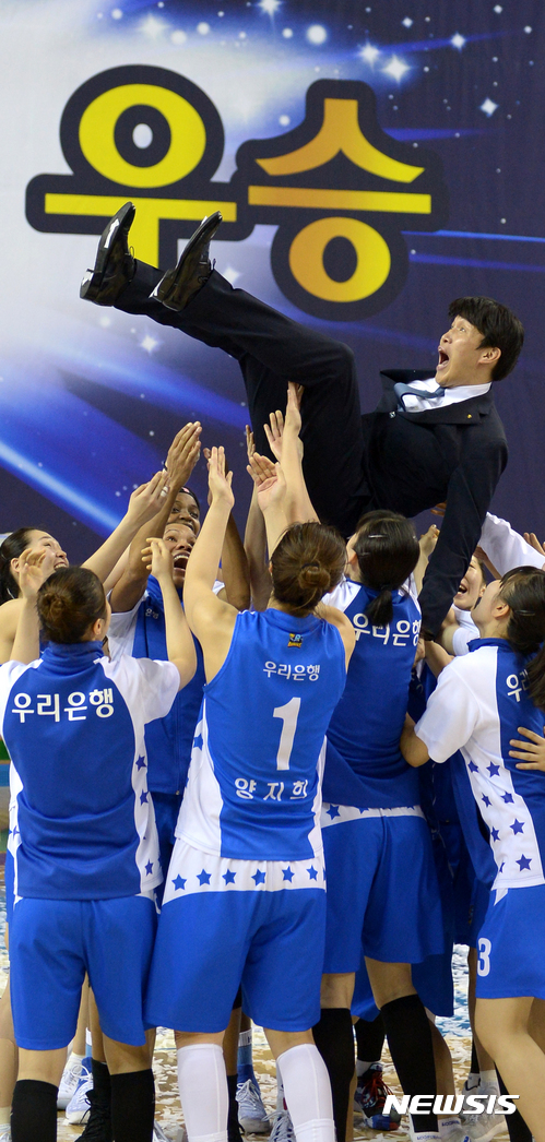 【용인=뉴시스】박주성 기자 = 20일 오후 경기도 용인시 용인실내체육관에서 열린 2016-2017 여자프로농구 챔피언 결정전 3차전 삼성생명 블루밍스 대 우리은행 위비의 경기에서 우리은행이 승리, 우승을 결정짓자 선수들 위성우 감독을 헹가래를 하고 있다. 2017.03.20.  park7691@newsis.com.