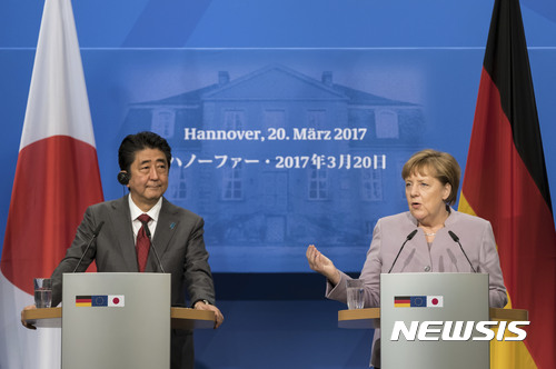 【하노버=AP/뉴시스】앙겔라 메르켈 독일 총리(오른쪽)가 20일(현지시간) 하노버 정보통신박람회 세빗에서 아베신조 일본 총리와 공동 기자회견을 하고 있다. 2017.03.21