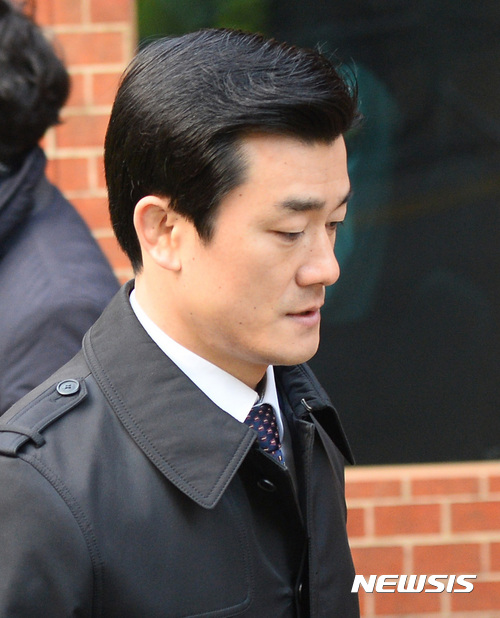 【서울=뉴시스】김진아 기자 = 박근혜 전 대통령의 검찰 소환 날인 21일 오전 서울 강남구 박 전 대통령 자택으로 이영선 청와대 경호관이 들어서고 있다. 2017.03.21.&nbsp; bluesoda@newsis.com