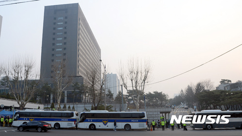 【서울=뉴시스】강종민 기자 = 21일 오전 박근혜 전 대통령의 검찰 소환을 앞두고 서울중앙지검 입구에 경계가 강화되고 있다. 2017.03.21.   ppkjm@newsis.com