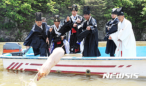 【양산=뉴시스】안지율 기자 = 21일 경남 양산시는 내달 2일 원동면 용당리 가야진사 일원에서 경남도 무형문화재 제19호인 가야진용신제를 봉행한다. 사진은 지난해 봉행 모습. 2017.03.21.(사진=양산시 제공)   photo@newsis.com  