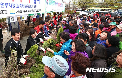 【함양=뉴시스】정경규 기자 = 경남 함양군은 오는 24일 상림공원 주차장에서 제72회 식목일을 맞아 산림의 중요성을 알리고 내 나무를 갖고 심고 가꾸는 것에 대한 분위기를 조성하기 위해 나무 나눠주기 행사를 실시한다고 21일 밝혔다.2017.03.21.(사진=함양군 제공)   photo@newsis.com  