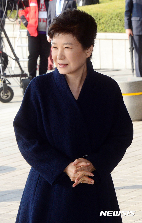 【서울=뉴시스】사진공동취재단 = 헌정 사상 처음으로 파면된 박근혜 전 대통령이 21일 서울 서초구 서울지방검찰청에 피의자 신분으로 출석하고 있다.&nbsp; 전직 대통령이 범죄 혐의로 검찰 수사를 받는 것은 1995년 전두환, 노태우 전 대통령, 2009년 노무현 전 대통령에 이어 네번째다. 이날 검찰은 박 전 대통령의 뇌물수수, 직권남용 등 13개 혐의에 대해 조사한다. 2017.03.21.&nbsp;&nbsp; photo@newsis.com