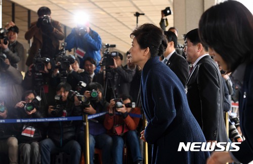 [서울=뉴시스]사진공동취재단 = 박근혜 전 대통령이 지난 2017년 3월21일 서울 서초동 서울중앙지검에 피의자 신분으로 출석하고 있다. 2017.03.21. photo@newsis.com