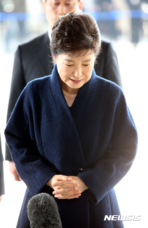 【서울=뉴시스】사진공동취재단 = 박근혜 전 대통령이 21일 오전 검찰 조사를 받기 위해 서울 서초동 서울중앙지검 청사로 들어가며 포토존을 내려다보고 있다. 2017.03.21.&nbsp;&nbsp; photo@newsis.com 