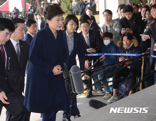 【서울=뉴시스】사진공동취재단 = 헌정 사상 처음으로 파면된 박근혜 전 대통령이 21일 서울 서초구 서울지방검찰청에 피의자 신분으로 출석하고 있다.&nbsp; 전직 대통령이 범죄 혐의로 검찰 수사를 받는 것은 1995년 전두환, 노태우 전 대통령, 2009년 노무현 전 대통령에 이어 네번째다. 이날 검찰은 박 전 대통령의 뇌물수수, 직권남용 등 13개 혐의에 대해 조사한다. 2017.03.21.&nbsp; photo@newsis.com