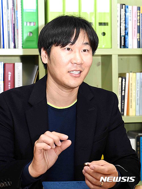 【부산=뉴시스】하경민 기자 = 부경대는 신소재시스템공학과 권한상(40) 교수가 알루미늄과 스테인리스스틸, 탄소강의 성질을 동시에 가진 '하이브리드(혼성) 금속'을 이용한 제품 상용화를 추진한다고 21일 밝혔다. 2017.03.21. (사진=부경대 제공)   yulnetphoto@newsis.com