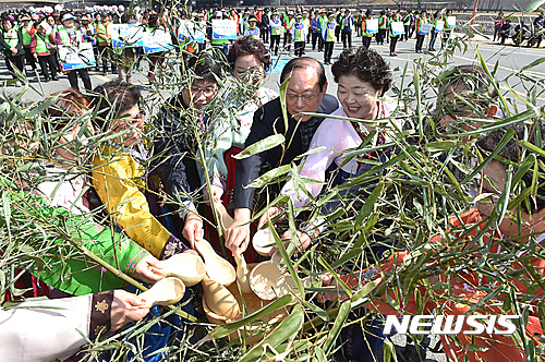 【대구=뉴시스】배소영 기자 = 대구시 남구는 오는 22일 구민체육광장에서 ‘세계 물의 날 기념식’을 개최한다. 사진은 지난해 3월 세계 물의 날 행사에 참가한 임병헌 남구청장의 모습. 2017.03.21. (사진=대구 남구청 제공)   photo@newsis.com