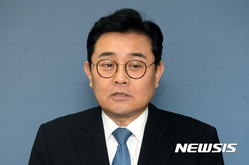 【서울=뉴시스】이영환 기자 = 문재인 캠프 전병헌 전략기획본부장이 21일 오전 서울 여의도 캠프 브리핑룸에서 기자회견을 하고 있다. 전병헌 전략기획본부장은 기자회견에서