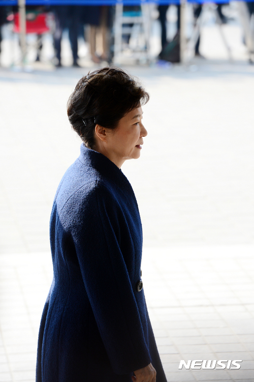 【서울=뉴시스】사진공동취재단 = 헌정 사상 처음으로 파면된 박근혜 전 대통령이 21일 서울 서초구 서울지방검찰청에 피의자 신분으로 출석, 포토라인으로 이동하고 있다.&nbsp; 전직 대통령이 범죄 혐의로 검찰 수사를 받는 것은 1995년 전두환, 노태우 전 대통령, 2009년 노무현 전 대통령에 이어 네번째다. 이날 검찰은 박 전 대통령의 뇌물수수, 직권남용 등 13개 혐의에 대해 조사한다. 2017.03.21.&nbsp; photo@newsis.com