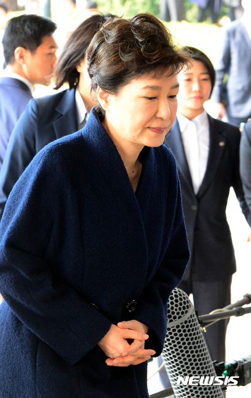 【서울=뉴시스】사진공동취재단 = 헌정 사상 처음으로 파면된 박근혜 전 대통령이 지난해 3월21일 서울 서초구 서울지방검찰청에 피의자 신분으로 출석하고 있다. 2017.03.21. photo@newsis.com