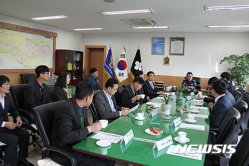 【수원=뉴시스】이준석 기자 = 21일 오전 경기 수원서부경찰서에서 진행 된 '변호사 무료 법률 상담제' 간담회 모습. 2017.03.21 (사진 = 경기 수원서부경찰서 제공)   photo@newsis.com