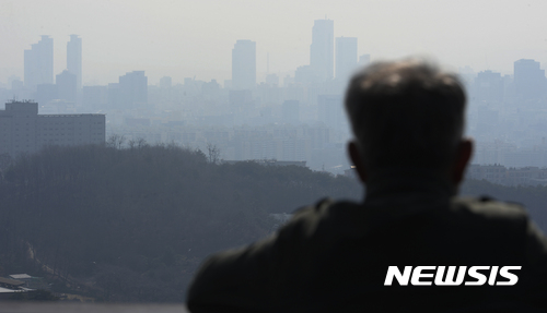 【서울=뉴시스】최진석 기자 = 서울을 비롯한 대부분 지방에 초미세먼지 농도가 '나쁨'을 나타내고 있는 21일 오전 서울 도심이 뿌옇게 보이고 있다. 기상청은 오후 대기의 질이 좋아질 것으로 예보했다. 2017.03.21.    myjs@newsis.com