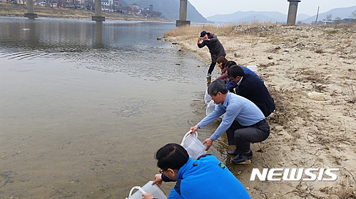 【산청=뉴시스】정경규 기자 = 경남 산청군은 21일 경상남도수산자원연구소 민물고기연구센터에서 지원받은 은어 4만5000 마리를 경호강에 방류하는 행사를 가졌다.2017.03.21.(사진=산청군 제공)   photo@newsis.com 