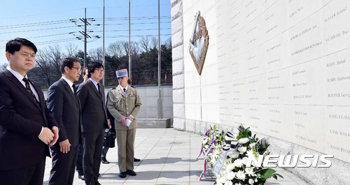 【수원=뉴시스】이정선 기자 = 21일 오전 경기 수원 프랑스군 참전기념비에서 장-뱅 플라세(Jean-Vincent PLACE) 프랑스 국가개혁담당 장관과 박승춘 국가보훈처장 등 내빈들이 참전비를 참배하고 있다. 2017.03.21. (사진=수원시청 제공)   photo@newsis.com