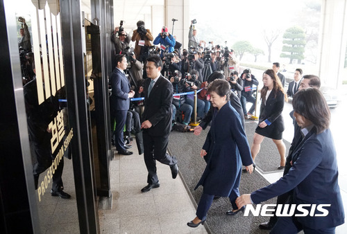 【서울=뉴시스】사진공동취재단 = 뇌물수수 등 13개 범죄혐의로 검찰에 소환된 박근혜 전대통령이 21일 오전 서울중앙지검 현관문을 통해 건물안으로 들어가고 있다. 2017.03.21.&nbsp;&nbsp; photo@newsis.com