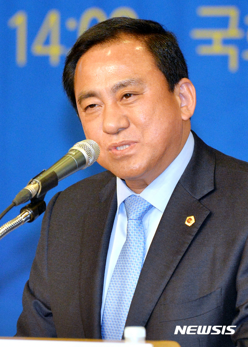 【서울=뉴시스】배훈식 기자 = 21일 오후 서울 여의도 국회도서관 대강당에서 열린 지방분권 실현을 위한 지방자치법 개정 대토론회에 참석한 양준욱 서울시의회 의장이 인사말을 하고 있다. 2017.03.21.&nbsp; dahora83@newsis.com