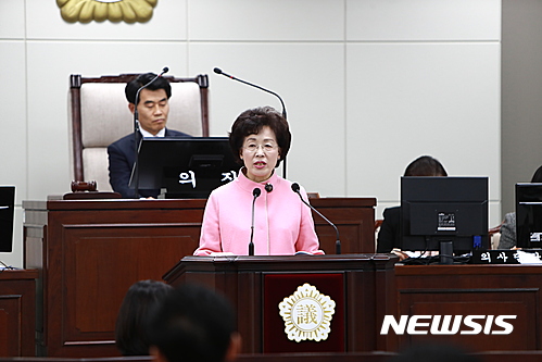 【서울=뉴시스】구정질문에 답변하는 박춘희 송파구청장.     (사진 = 송파구 제공)   photo@newsis.com