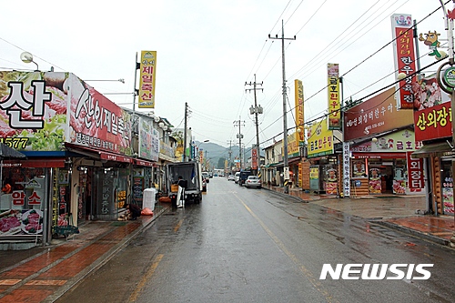 【정읍=뉴시스】김종효 기자 = 21일 전북 정읍시보건소는 봄철 식중독 사고 예방과 안전한 먹거리 환경 조성을 위해 오는 22일부터 28일까지 산외 한우마을 내 식육식당과 시내 식육 전문식당 등 41개소를 대상으로 식중독 예방 진단 컨설팅을 실시한다고 밝혔다.   한때 박리다매의 영업방식으로 쇠고기를 팔며 70여개의 식육식당이 운영될 정도로 큰 인기를 끌었던 정읍 산외 한우마을, 현재도 25개소의 식육식당이 성업 중이다. 2017.03.22. (사진 = 정읍시 제공)   photo@newsis.com