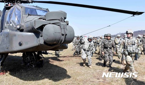 【서울=뉴시스】2017 독수리(FE) 훈련 참가를 위해 해군 평택기지에 전개된 아파치(AH-64). 2017.03.21. (사진=해군 제2함대 제공) photo@newsis.com