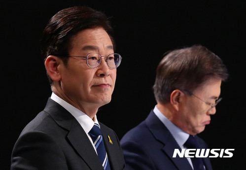 【서울=뉴시스】국회사진기자단 = 더불어민주당 대선후보인 이재명(왼쪽) 성남시장과 문재인 전 대표가 21일 오후 서울 마포구 상암MBC에서 진행한 100분 토론 녹화에서 토론을 준비하고 있다. 2017.03.21.  photo@newsis.com