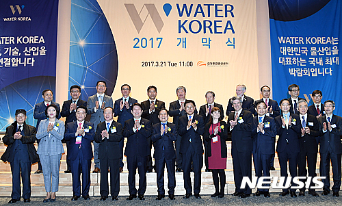 【광주=뉴시스】구길용 기자 = 2017 워터코리아(WATER KOREA 물산업 종합박람회)가 21일 광주 김대중컨벤션센터 다목적홀에서 윤장현 광주시장과 이정섭 환경부차관, 권영진 한국상하수도협회장, 이학수 한국수자원공사장, 미국수도협회(AWWA) CEO 등 국내·외 주요 내빈과 산·학·연 관계자 등이 참석한 가운데 개막했다. 2017.03.21. (사진=광주시 제공)   kykoo1@newsis.com  