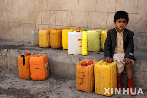 【사나=신화/뉴시스】예멘 수도에서 20일 한 아이가 자선단체의 식수 배급을 기다리고 있다. 예멘은 2년 반 동안 내전에 시달리고 있다. 2017. 3. 21.&nbsp; 