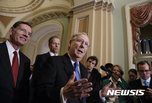 【워싱턴=AP/뉴시스】미치 매코널 미국 상원 공화당 원내대표가 21일(현지시간) 워싱턴 의회에서 트럼프케어 표결 계획을 밝히고 있다. 2017.03.22