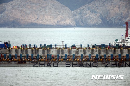 【진도=뉴시스】사진공동취재단 = 22일 오전 세월호 침몰 해역인 전남 진도군 동거차도 앞바다에서 중국 인양업체인 상하이셀비지의 잭킹바지선 두척이 세월호 인양작업을 준비하고 있다.&nbsp; 해양수산부는 이날 오전 10시부터 시험인양을 시작하며, 시험인양 후 본인양 여부를 결정하겠다고 밝혔다. 2017.03.22.&nbsp;&nbsp; photo@newsis.com