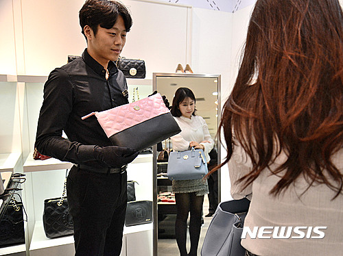 【부산=뉴시스】하경민기자 = 롯데백화점 부산본점은 유동인구가 가장 많은 지하 1층 매장에 핸드백 매장을 개편해 오는 24일 문을 열고 오픈 프로모션 및 할인 행사를 펼친다고 22일 밝혔다. 2017.03.22. (사진 = 롯데백화점 제공)&nbsp; yulnetphoto@newsis.com