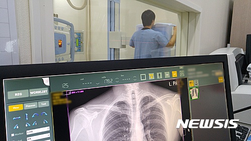 【부산=뉴시스】허상천 기자 = 부산 영도병원은 22일부터 내달 6일까지 환경부와 부산시 등의 지원을 받아 양산부산대학교병원 석면환경보건센터와 함께 영도의 석면피해의심지역 인근 주민을 대상으로 석면 관련 무료 건강검진을 한다고 밝혔다. 2017.03.22. (사진 = 영도병원 제공)&nbsp; photo@newsis.com