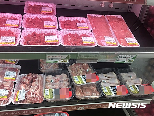 【대구=뉴시스】배소영 기자 = 브라질 부패 닭고기 파동이 일자 대형마트들이 일제히 매대에서 브라질 산 닭고기를 철수 시키고 있다. 사진은 22일 대구 남구의 한 대형마트에 진열된 국내산 닭 고기. 2017.02.22&nbsp; soso@newsis.com