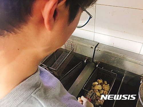 【대구=뉴시스】배소영 기자 = 브라질 부패 닭고기 파동이 일자 치킨업체들이 타격을 받고 있다. 사진은 21일 대구 달서구의 위치한 한 치킨업체 대표가 닭을 튀기고 있다. 2017.02.22&nbsp; soso@newsis.com