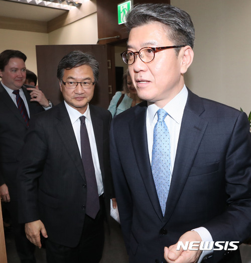【서울=뉴시스】박주성 기자 = 6자회담 한국측 수석대표인 김홍균 외교부 한반도평화교섭본부장(오른쪽)이 22일 오전 서울 종로구 외교부 청사를 방문한 미국 측 수석대표 조셉 윤 국무부 대북정책 특별대표을 자리로 안내하고 있다. 2017.03.22.&nbsp;&nbsp; photo@newsis.com