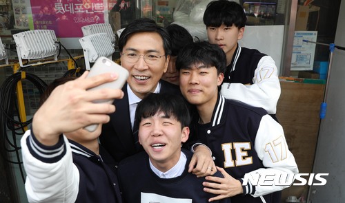 【서울=뉴시스】홍효식 기자 = 더불어민주당 대선주자인 안희정 충남지사가 22일 오후 전북대학교 앞에서 학생들과 기념촬영을 하고 있다. 2017.03.22.(사진=안희정 캠프 제공)&nbsp; photo@newsis.com