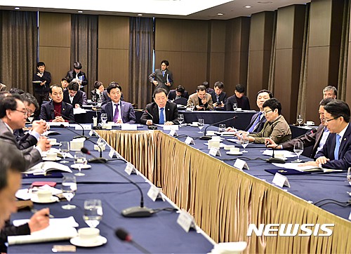 【안산=뉴시스】이종일 기자 = 한국산업단지공단 경기지역본부가 22일 안산시 원시동 호텔스퀘어에서 경기도, 안산·시흥시, 국회의원 등과 스마트허브 공동발전위원회를 구성한 가운데, 참석자들이 회의를 진행하고 있다. 2017.03.22. (사진 = 안산시 제공)&nbsp; photo@newsis.com